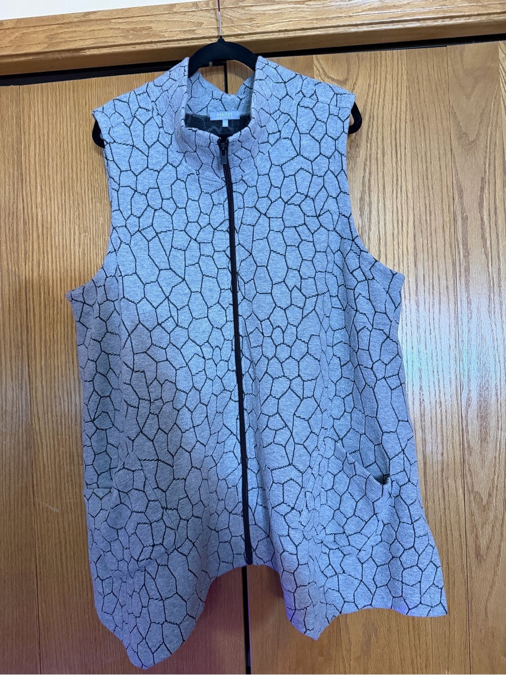 Sleeveless Zip-Front Textured Vest in Light Gray with Black Pattern